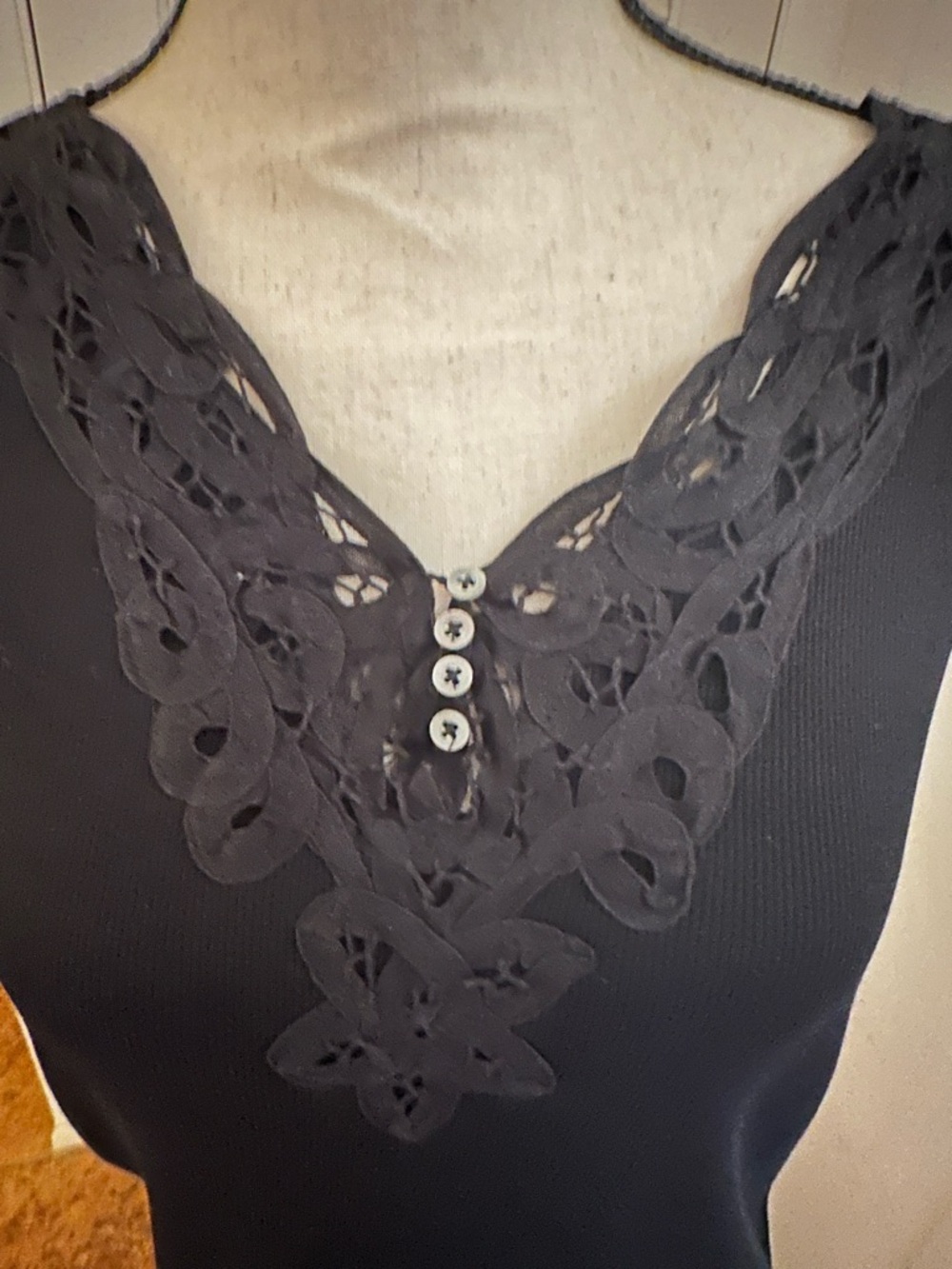 Set of two Ralph Lauren Women's Sleeveless V-Neck Tops - Black and White   1X - Picture 5 of 7